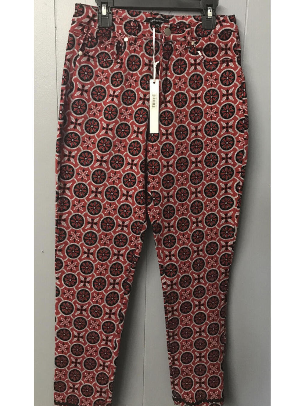 Simply Southern Pants. Red, grey and Black Floral. 5 Pocket. 28 Inseam. New.
